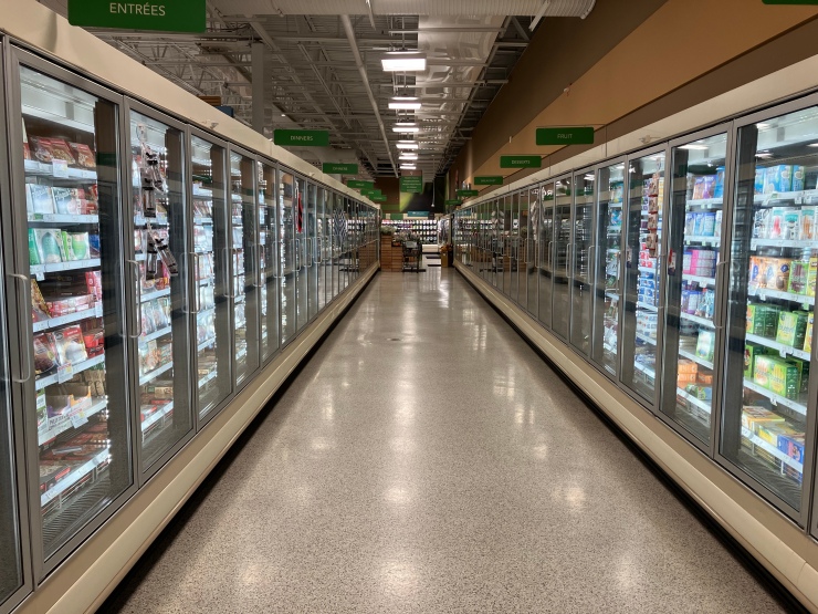 An empty supermarket frozen food aisle.